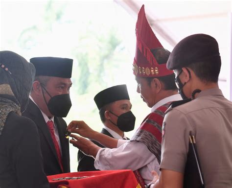 Harganas Jokowi Beri Penghargaan Satyalencana Wira Karya Kepada