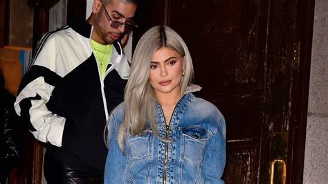 Kylie Jenner Shows Off Gigantic Gold Christmas Tree Teen Vogue