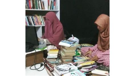 Alleluya sorak hosana alleluya glori bagimu alleluya. Anak-anak muda yang bergerak dengan buku, juga di jalanan ...