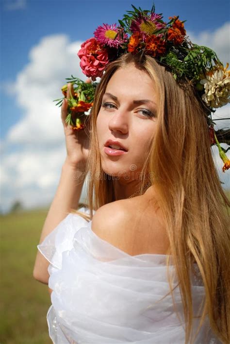 Ragazza In Corona Del Fiore Con La Spalla Nuda Sopra Immagine Stock Immagine Di Campagna