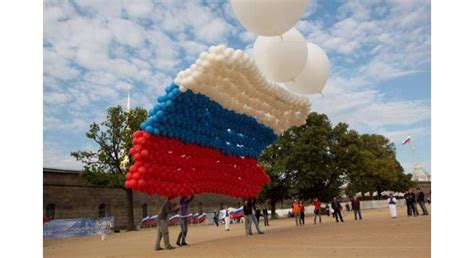 Russia Celebrating National Flag Day Urdupoint