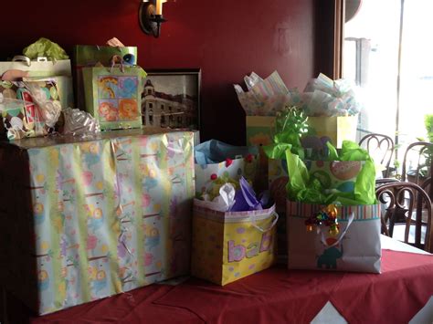 there are many gift bags on the table