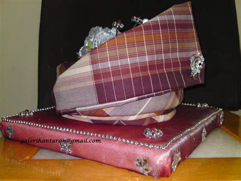 Ada dikongsikan gambar gubahan hantaran kain pasang simple, gubahan hantaran kain pasang perempuan dan gubahan hantaran kain pasang lelaki. Galeri Hantaran: Kain Pelekat