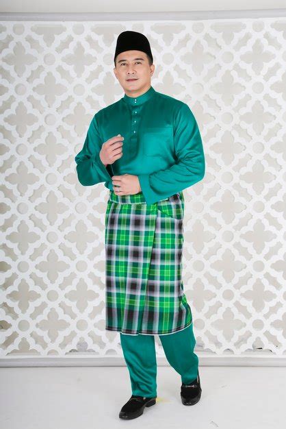 The waist cloth and headgear is expensive material which is intricately weaved on handlooms with special thread. Asal-Usul Dan Makna Setiap Bahagian Baju Melayu | Iluminasi