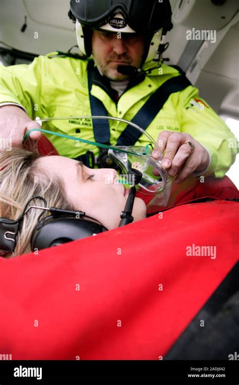 Tratamiento De Ambulancia Aérea Paramédico Coloca Una Máscara De