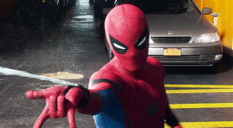 Kaptan amerika kış askerinde yaşanan olaylar sonucu peter parker akıl hocası olan tony starkın da yardımları ile new york queensteki sıradan bir lise öğrencisi. Spider-Man: Homecoming Movie Review