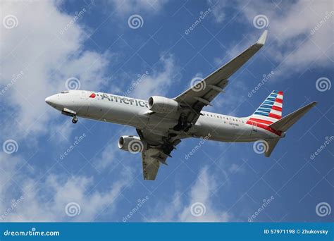 American Airlines Boeing 737 Descending For Landing At Jfk