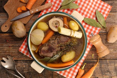Succulento e nutriente, il bollito di manzo è consumato con maggiore frequenza soprattutto nel periodo invernale, in quanto in grado di ritemprare l'organismo dai rigori della stagione fredda. Come riciclare il bollito: le migliori ricette per ...