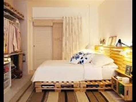 Dengan mendecorasi kamar tidur dengan warna bernuansa warm earth tone yang didominasi dengan palet warna coklat, maka kamu akan mendapatkan ruang tidur minimalis yang hangat dan nyaman. Tempat Tidur Unik Dari Palet Bekas - YouTube
