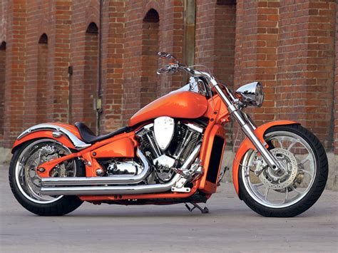 Kawasaki evens the playing field for 2006, with the introduction of the vulcan® 900 classic, a motorcycle that will find a quick home with both of these groups. 2006 Kawasaki Vulcan 2000 Limited - Moto.ZombDrive.COM