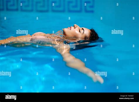 Femme dans la piscine Banque de photographies et dimages à haute