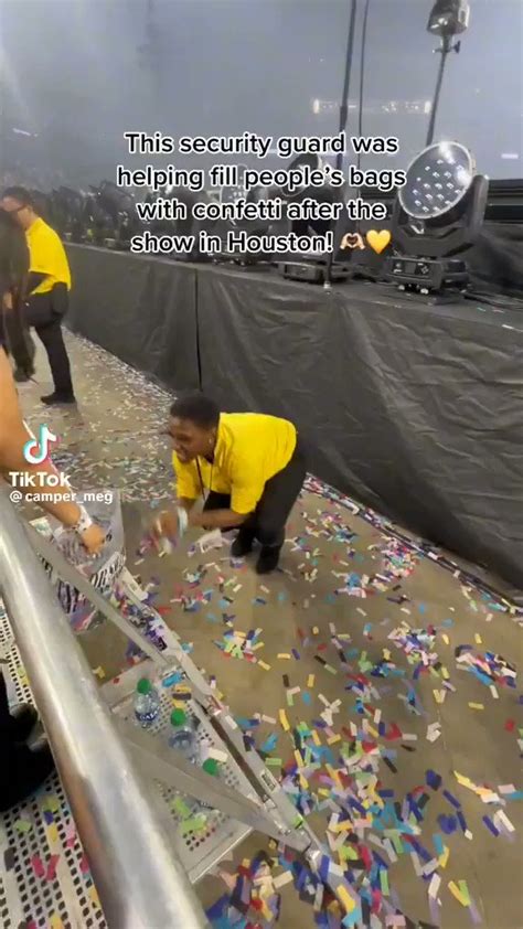 The Swift Society On Twitter 🎥 A Security Guard Filled The Bags Of Fans With Confetti