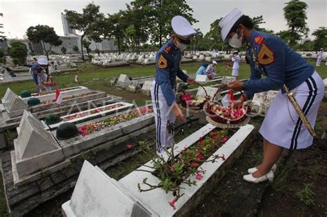 Ziarah Di Makam Pahlawan Antara Foto