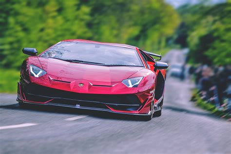How fast does the fastest Lamborghini go? 2