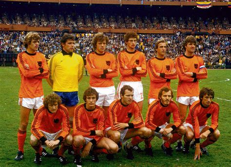 De grootste nederlands elftal fanshop! 11 fraaie foto's van Rob Rensenbrink | Foto | bd.nl