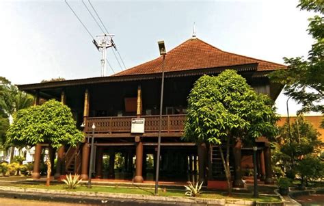 Rumah adat lampung memiliki keunikan tersendiri yang berbeda dari rumah adat lainnya. Mengenal Rumah Adat Lampung Nuwo Sesat