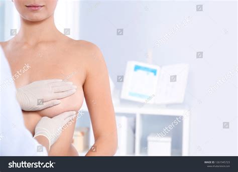 Doctor Examining Naked Afbeeldingen Stockfotos En Vectoren Shutterstock