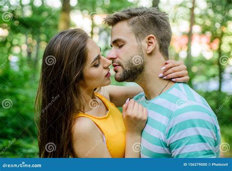 Dare Un Bacio Seduzione E Preliminari Un Bacio Sensuale Di Una Bella Coppia Coppia Damore Che