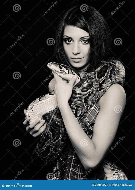 Mujer Con Una Serpiente Foto De Archivo Libre De Regal As Imagen