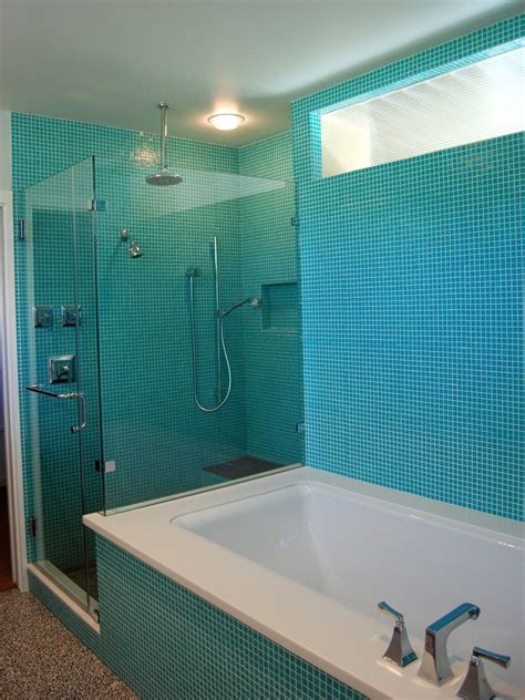Glass shower doors are fast turning out to be very popular choice when it comes to designing a smart, sleek and functional contemporary bathroom that fits in seamlessly with the modern theme of the rest of the home. Modern Shower Designs with Tile Floral Arrangement Glass Door