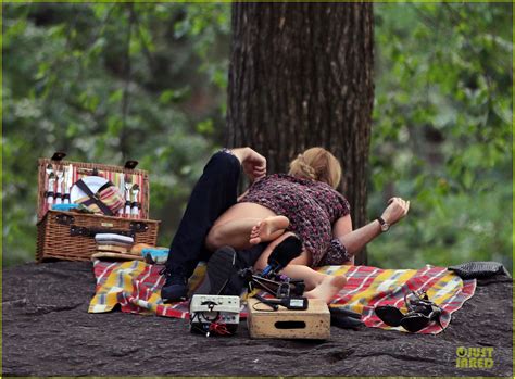 Bill Hader And Amy Schumer Kissing In Central Park For Trainwreck