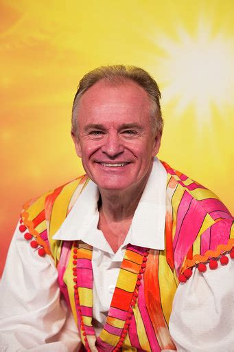 5 Book Tickets To See Aladdin With Bobby Davro At New Victoria Theatre Woking 5 Things To Do