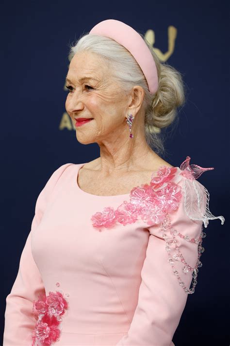 Helen Mirrens Grey Hair And Pink Makeup Are A Perfect Match At The Sag Awards 2022 British Vogue