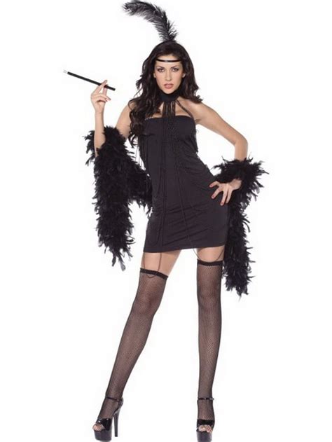 Se negli anni 20 la donna tipo, specchio della sua epoca, era la flapper, un po' androgina e controcorrente, rivoluzionaria nel modo di vestire e di per ricreare il look anni 30, in vista di una festa a tema, dovremo quindi prendere ispirazione da questi due modelli di donne. Anni 30 vestiti