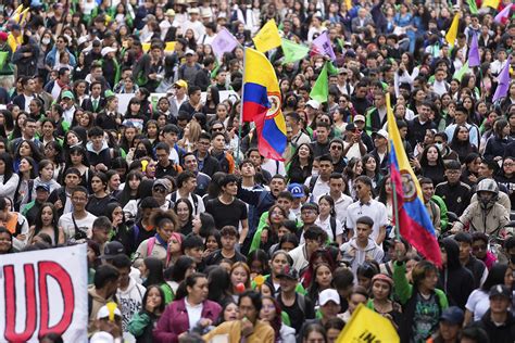 Tens Of Thousands Of Colombians Take To The Streets To Defend President