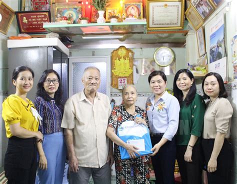 Chủ tịch ubnd tphcm nguyễn thành phong cho biết thành phố chưa xem xét mở cửa các hoạt động dịch vụ đông người trong không gian kín như vũ trường, quán bar.vì chỉ cần lơi lỏng với. Chủ tịch Hội LHPN TPHCM Nguyễn Trần Phượng Trân thăm, tặng ...
