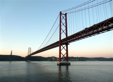 Foi inaugurado em 6 de agosto de 1966, e uma plataforma de trem foi acrescentada em 1999. Ponte 25 de Abril (Brücke des 25. April) in Lisabon Foto ...