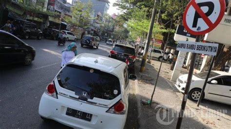 Foto Mobil Parkir Di Bawah Rambu Larangan Depan Rs Labuang Baji Makassar Tribun