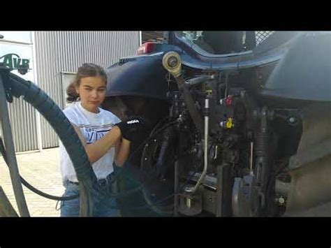 Aankoppelen Aanhangwagen Achter De Tractor Door Nienke Youtube