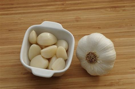 Fine cooking states that hardneck varieties of garlic typically have between six and eight cloves. Garlic Measuring And Prepping Guide - Cooking Chops