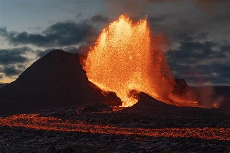 Pics Iceland Volcano Erupts For First Time In 6000 Years