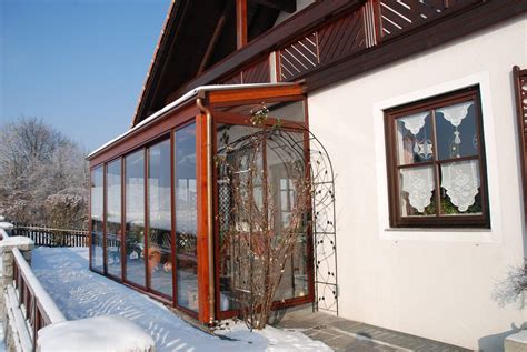 Mit der traumpreisgarantie von flexible design können sie mit einem fertighaus mit carport bald das ganze jahr über im blühenden wintergarten im eigenen haus entspannen.planen sie dieses schmuckhafte extra bereits von anfang an in ihrem haus mit ein und der wintergarten integriert. Wintergarten Anbau an Haus mit Holzkonstruktion und Alu ...