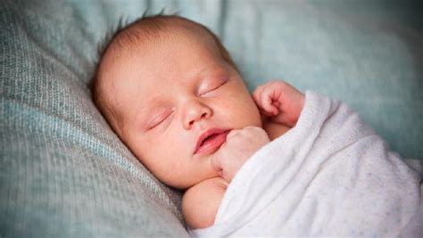 Tips Agar Bayi Tidur Nyenyak Saat Malam Satu Trik