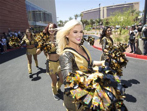 Wählen sie aus erstklassigen inhalten zum thema golden knights cheerleaders in höchster qualität. Knights get golden sendoff as team travels to San Jose ...