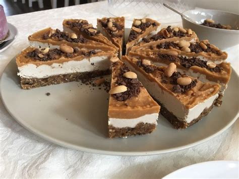 Weitere ideen zu rezepte, veganer nusskuchen, kuchen. Homemade Raw Vegan Snickers Cake With No Refined Sugar ...