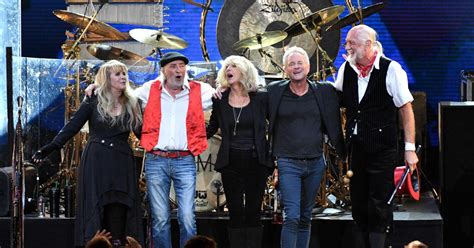 Lindsey Buckingham Sues Fleetwood Mac For Kicking Him Out Of Band Cbs News