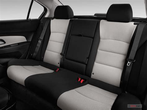 Vídeo antigo de baixa resolução. 2012 Chevrolet Cruze Interior | U.S. News & World Report