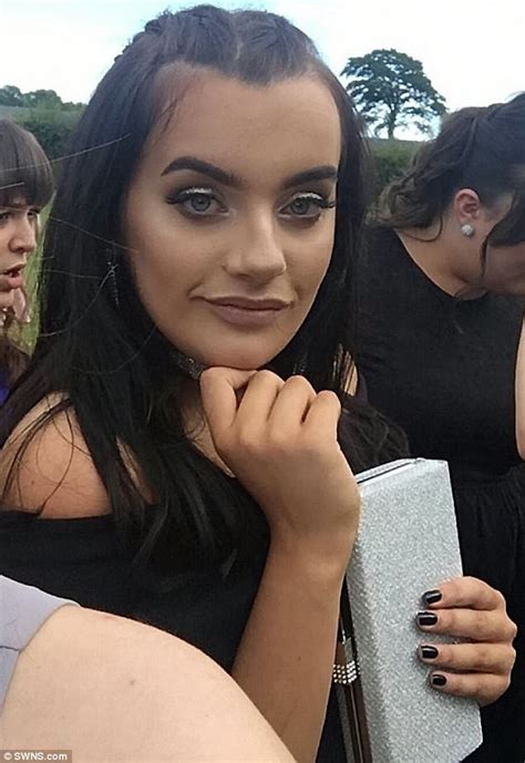 Girl Is First Uk Transgender Pupil Crowned A Prom Queen Daily Mail Online