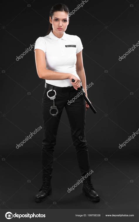 Guardia Seguridad Femenina Con Bastón Policial Sobre Fondo Oscuro Fotografía De Stock