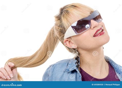 Mujer Rubia Atractiva Con Las Gafas De Sol En Blanco Foto De Archivo