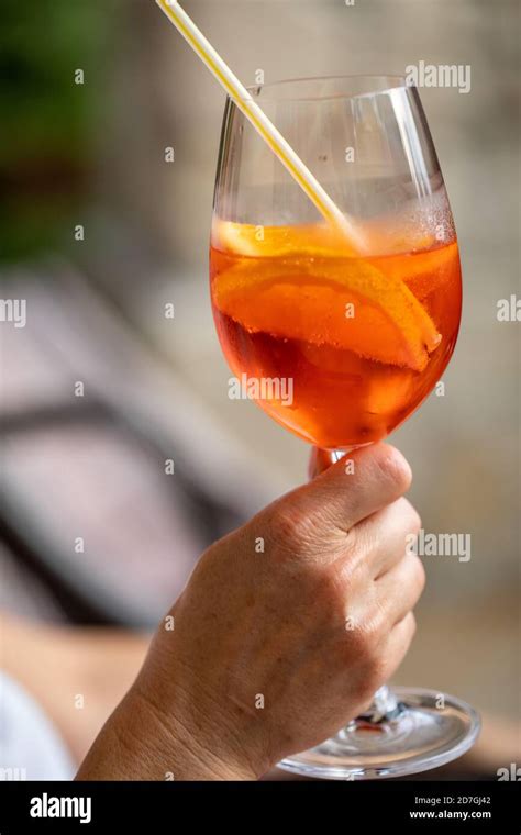 Aperol Spritz mit Orange ist ein perfekter Aperitif für einen Heißer