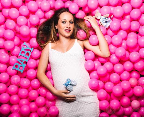 Joven Embarazada Jugando En Una Piscina De Bolas De Color Rosa 4952189