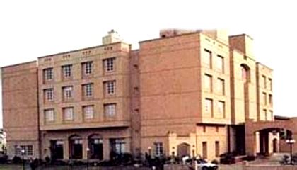 Otelin konumu hotel paras mahal size udaipur merkezinde, gulab bagh ve pichola gölü ile 10 dakika sürüş mesafesinde konaklama olanağı sunuyor. Hotel Paras Mahal Udaipur - Discount Booking/Reservation ...