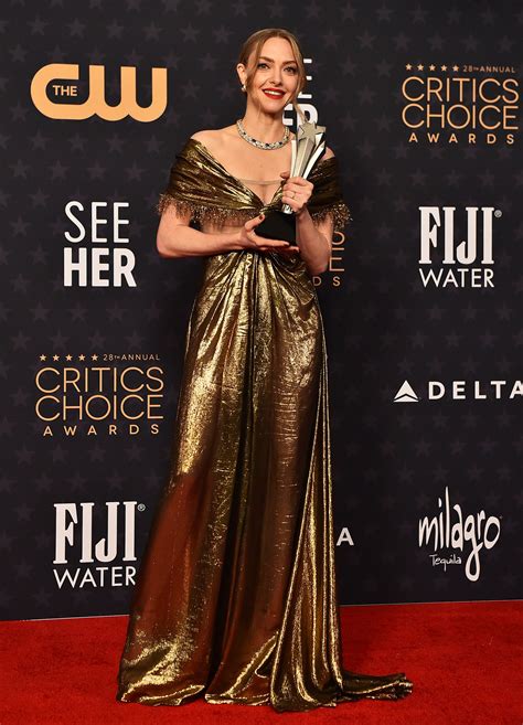 Amanda Seyfrieds Dress Kept ‘breaking At Critics Choice 2023 Us Weekly