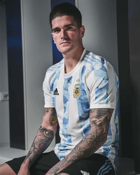 con messi a la cabeza la selección argentina presentó su nueva camiseta radio eme