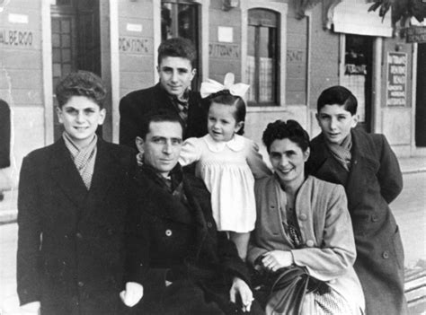 Maria giovanna isabella isolina elmi, amatissima figlia femmina, dopo tre maschi, di papà luigi e mamma italia, ha mantenuto l'eleganza della signorina buonasera che annunciava i programmi dal. Maria Giovanna Elmi - Il sito ufficiale